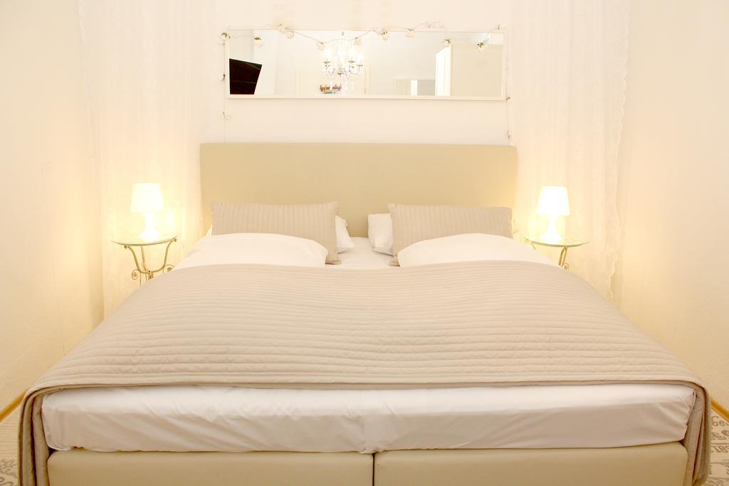 Cityhotel Am Domplatz Self-Checkin Klagenfurt am Woerthersee Rum bild